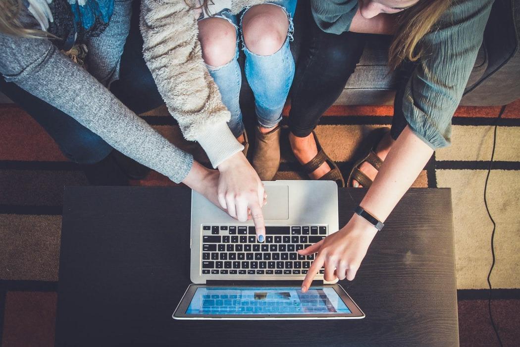 pessoas comprando passagem de onibus online com o passagensbr